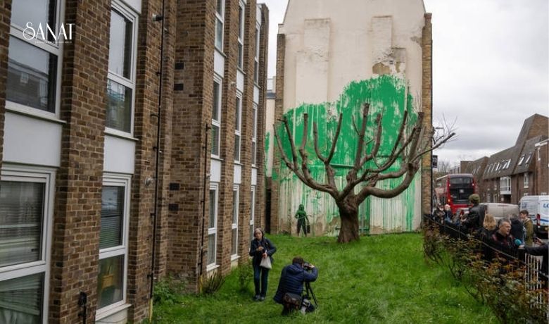 Ünlü sokak sanatçısı Banksy, Londra’da budanmış bir ağacın arkasındaki duvara