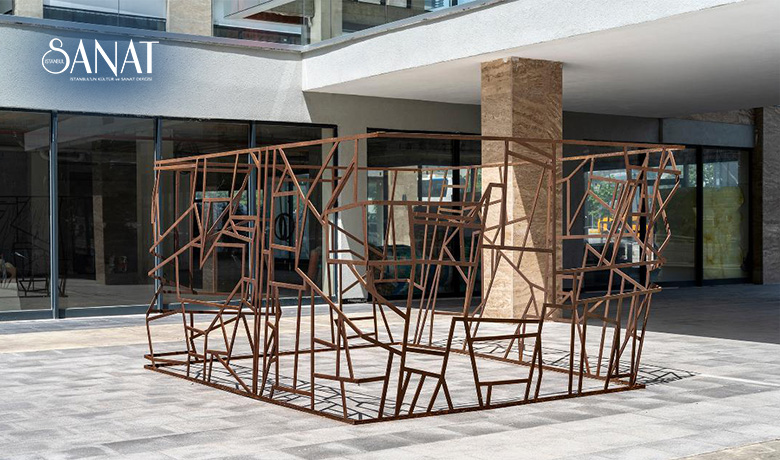 Yaşamını ve çalışmalarını New York, Cheney ve İstanbul arasında sürdüren