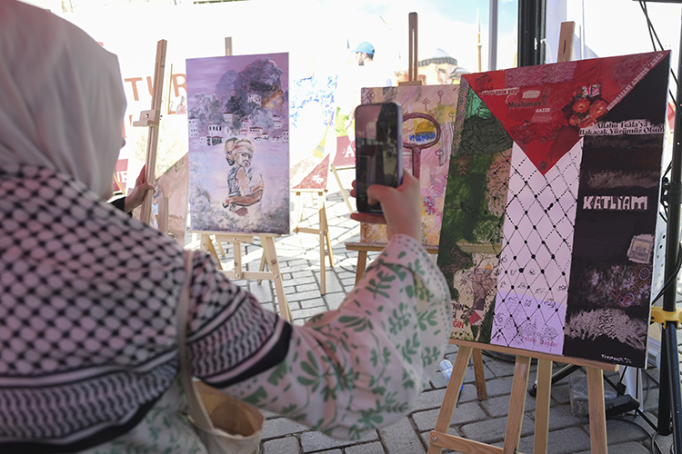 İsrail’in Gazze’ye gerçekleştirdiği saldırıların 247. gününde 247 ressam “Zulmü Fırçala”