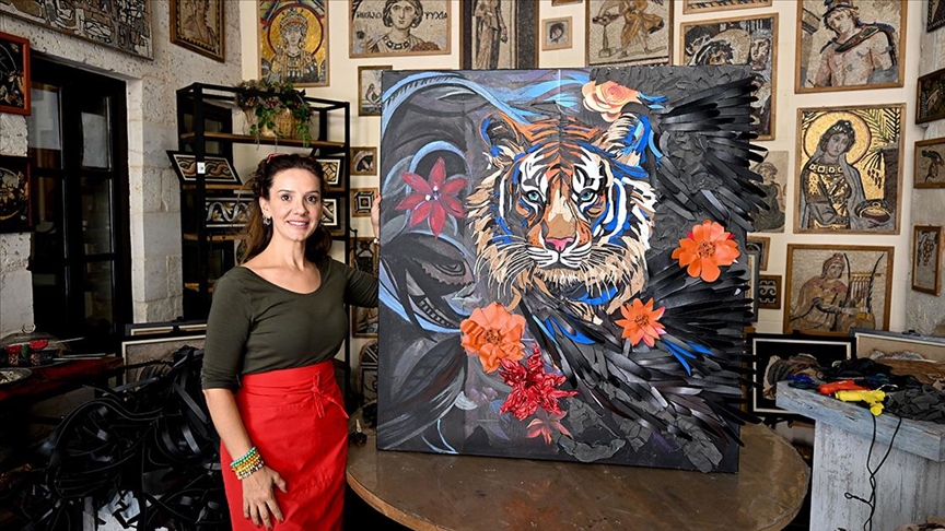 Gaziantep’te mozaik sanatçısı Gülçin Sökücü, ayakkabı ve terliğin iç kısımlarında