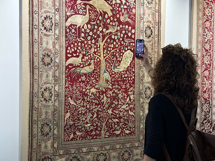 “Dokunmuş Hazineler: Osmanlı Sarayı’ndan Halı ve Kumaşlar” sergisi, Dolmabahçe Sarayı