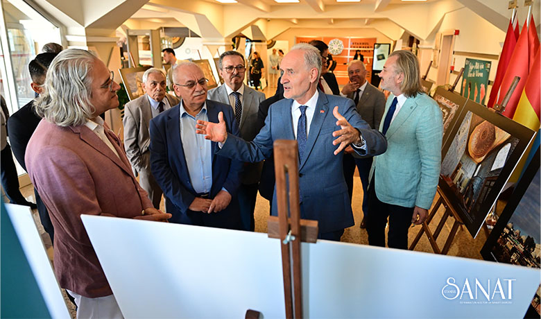 İstanbul Ticaret Odası (İTO), Kubbe-i İstanbul isimli albüm kitabını, Türkçe