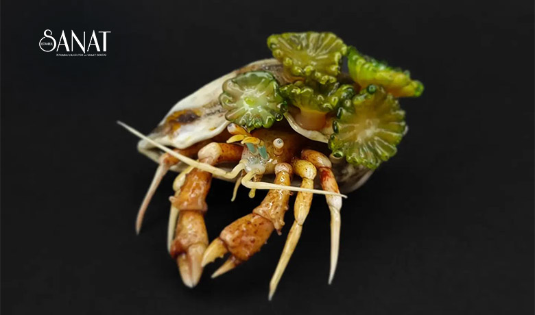 Çocuk yaşlarda başladığı cam sanatında 9 yıl önce kendisine atölye