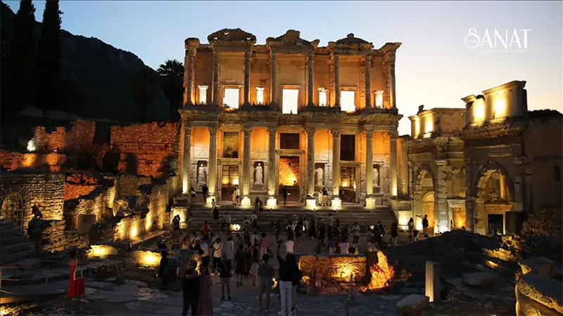 UNESCO Dünya Miras Listesi’nde yer alan Efes Antik Kenti, gece