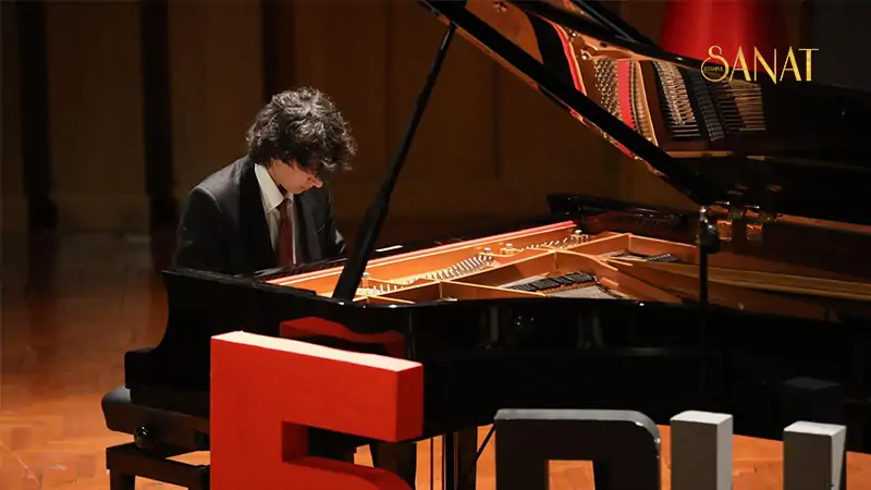 Müziğe olan tutkusunu küçük yaşlarda keşfeden ve azmiyle birçok uluslararası