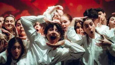 Shakespeare’in trajedileriyle mitolojiyi, genç oyuncuların enerjisiyle çağdaş sahne estetiğini buluşturan