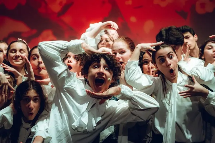 Shakespeare’in trajedileriyle mitolojiyi, genç oyuncuların enerjisiyle çağdaş sahne estetiğini buluşturan