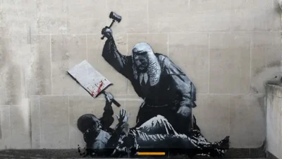 Banksy’nin Adalet Sarayı’ndaki duvar resmi silindi, sanatçıya soruşturma açıldı. Dünyaca