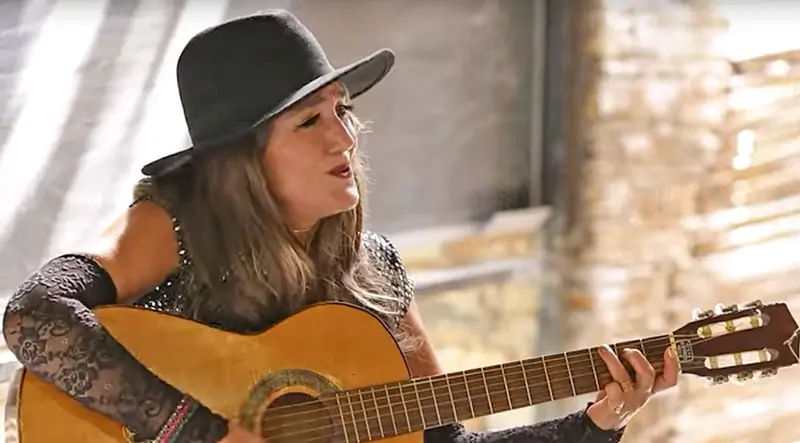 Sanatçı Oya Tezcan, dördüncü klibi “Maazallah” ile müzikseverlerin beğenisini kazandı.