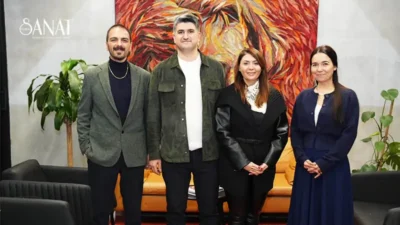 Atık materyalleri eşsiz sanat eserlerine dönüştürerek güçlü bir farkındalık yaratan,