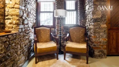 Bünyesinde tüm dinlerin izlerini barındıran, bunun yanında rengârenk evleri ve