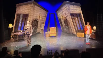 “Uçurtmanın Kuyruğu”, Savaş Dinçel’in yazdığı ve iki oyuncunun omuz omuza