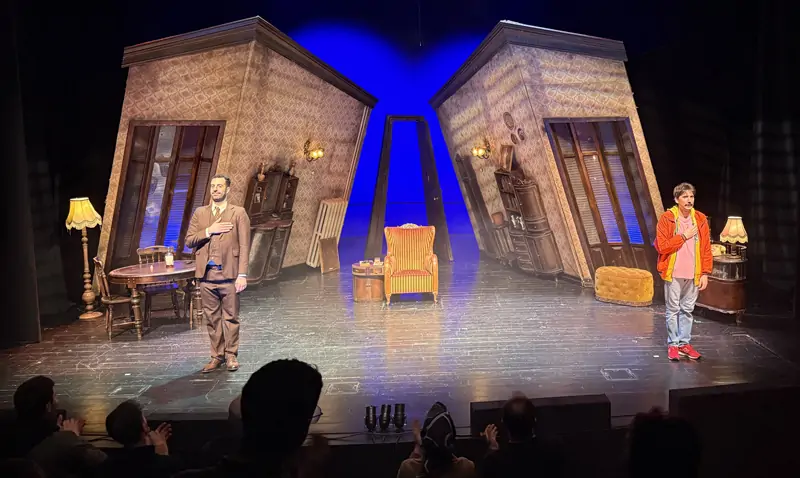 “Uçurtmanın Kuyruğu”, Savaş Dinçel’in yazdığı ve iki oyuncunun omuz omuza