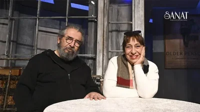 Tiyatronun iki usta ismi Melek Baykal ve Mehmet Atay, güldürürken