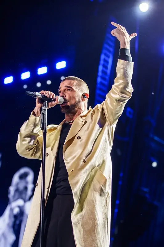 Latin pop müziğinin yaşayan efsaneleri arasında gösterilen Ricky Martin, 15