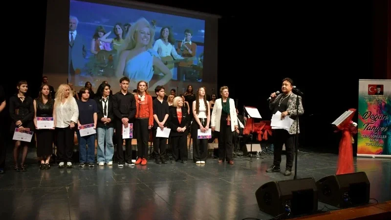 İstanbul Sanat Işıktır Derneği, Türk sanatlarını ve sanatçılarını maddi-manevi destekleme,