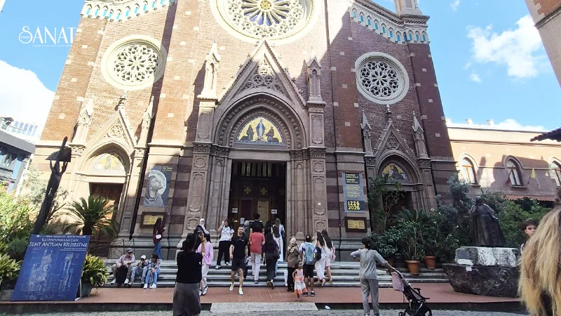 İstiklal Caddesi’nin simge yapılarından St. Antuan Katolik Kilisesi, ziyaretçilerini bu
