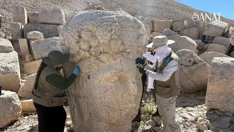 UNESCO Dünya Mirası Listesi’nde yer alan Nemrut Dağı’ndaki devasa heykellerin